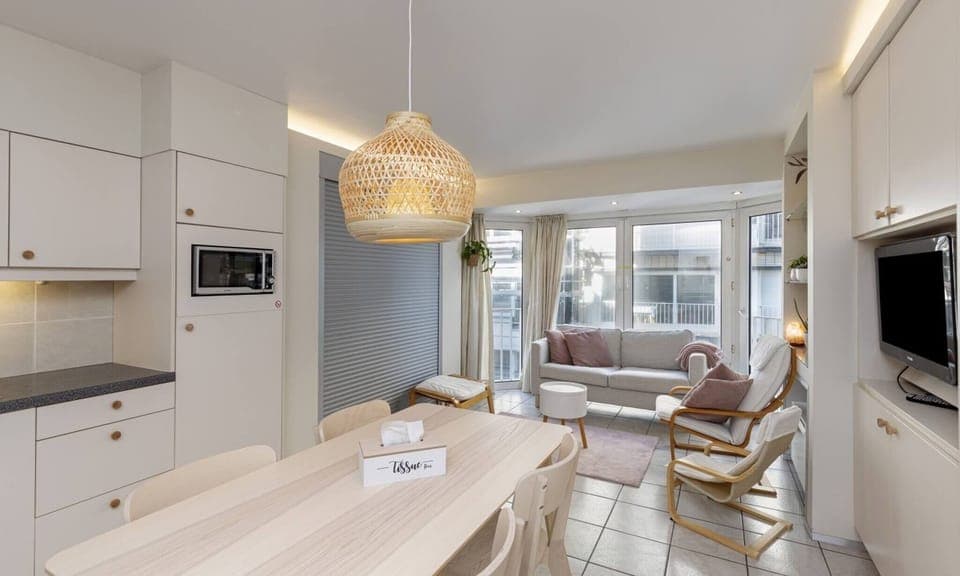 Apartment, 1 Bedroom, Ocean View | Living room | Books