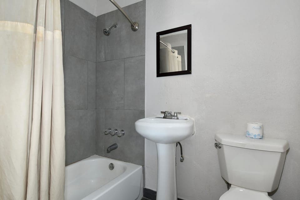 Single Room, 1 Queen Bed | Bathroom | Towels, soap, toilet paper