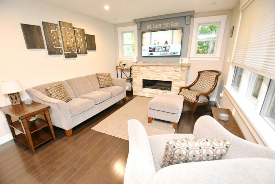 Living room w/fireplace