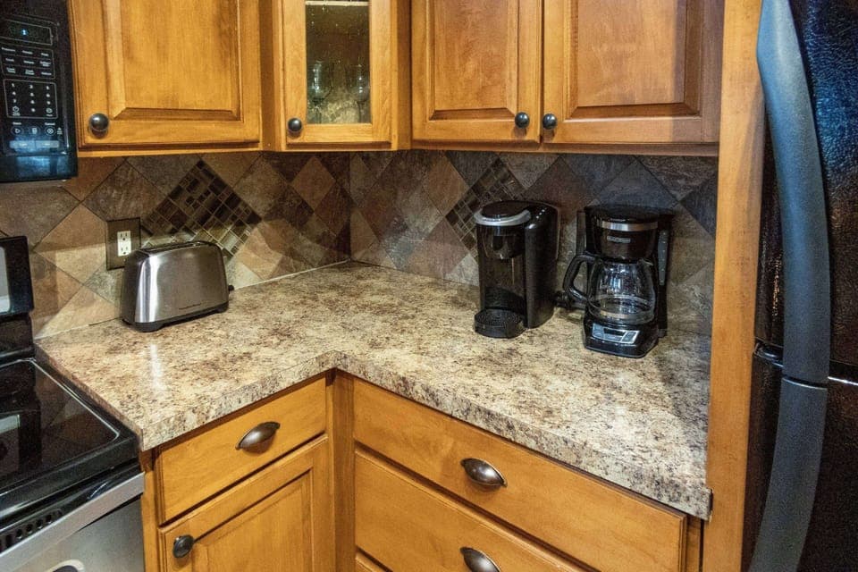This fully equipped kitchen offers both a drip and Keurig coffee maker.