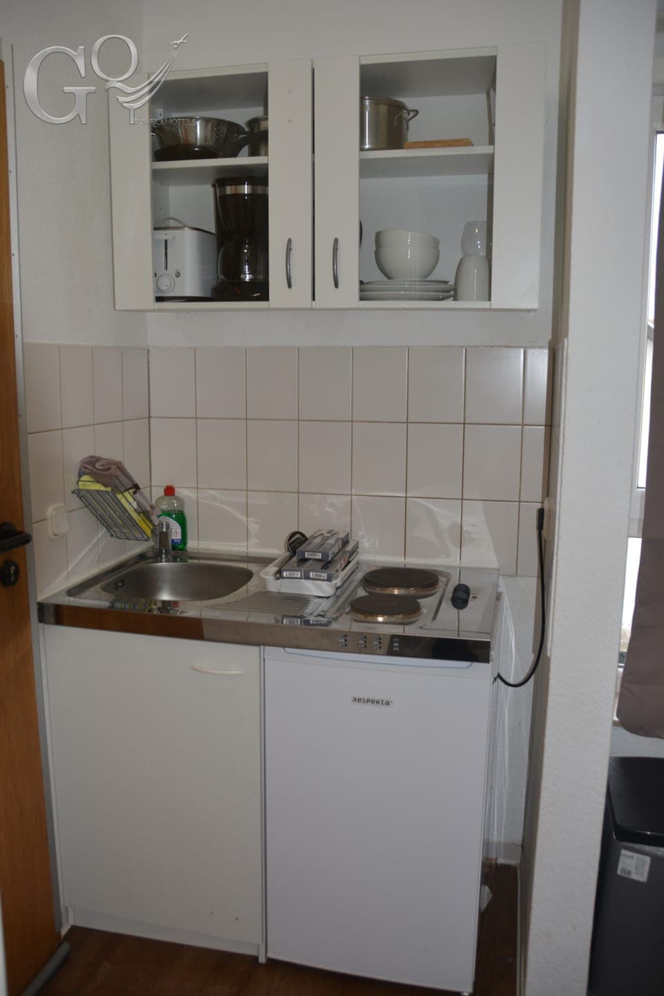 Deluxe Studio Suite | Private kitchen | Fridge, microwave, electric kettle, cookware/dishes/utensils