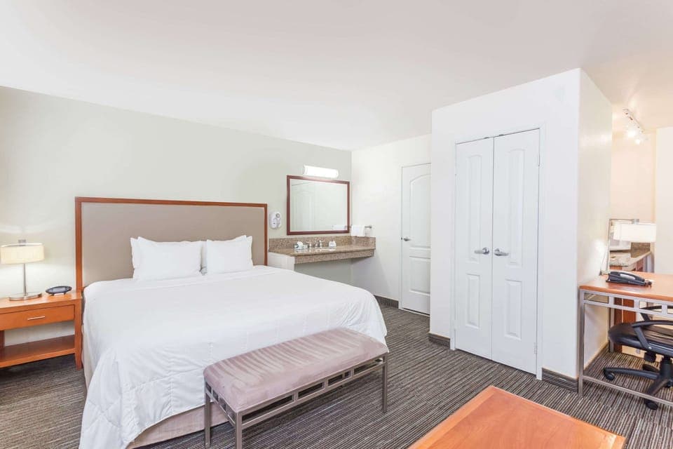 Studio Suite, 1 King Bed, Non Smoking | Premium bedding, pillowtop beds, desk, blackout drapes