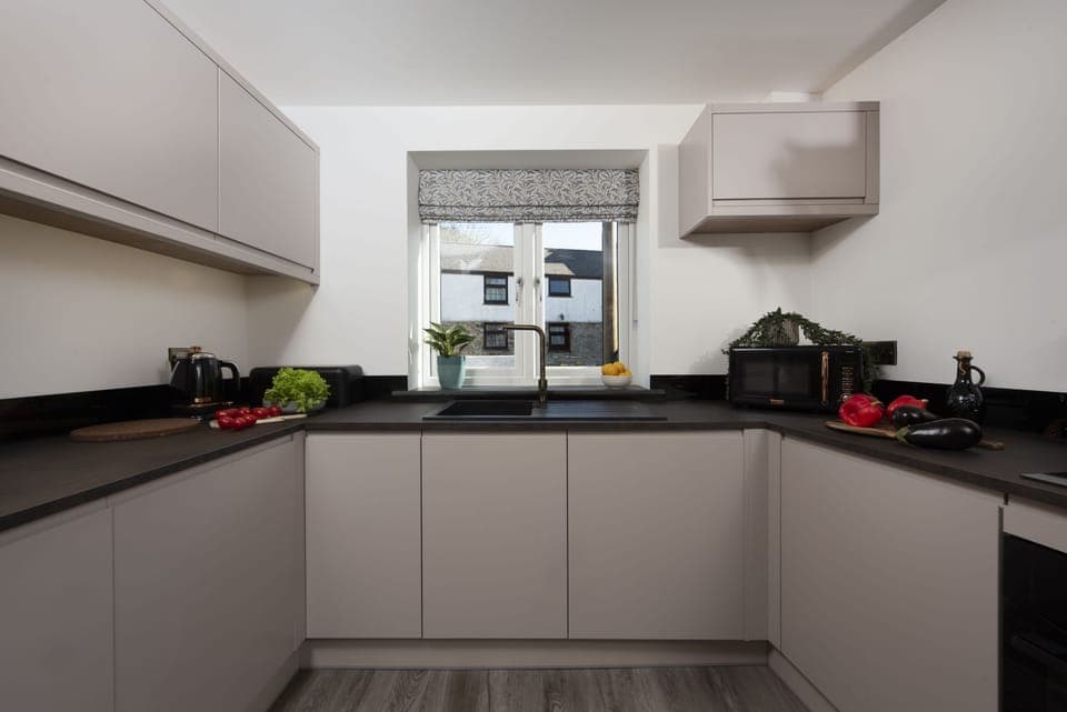 Tiddlywink, Newquay. Ground floor: Fully equipped with everything needed for effortless home cooking or entertaining