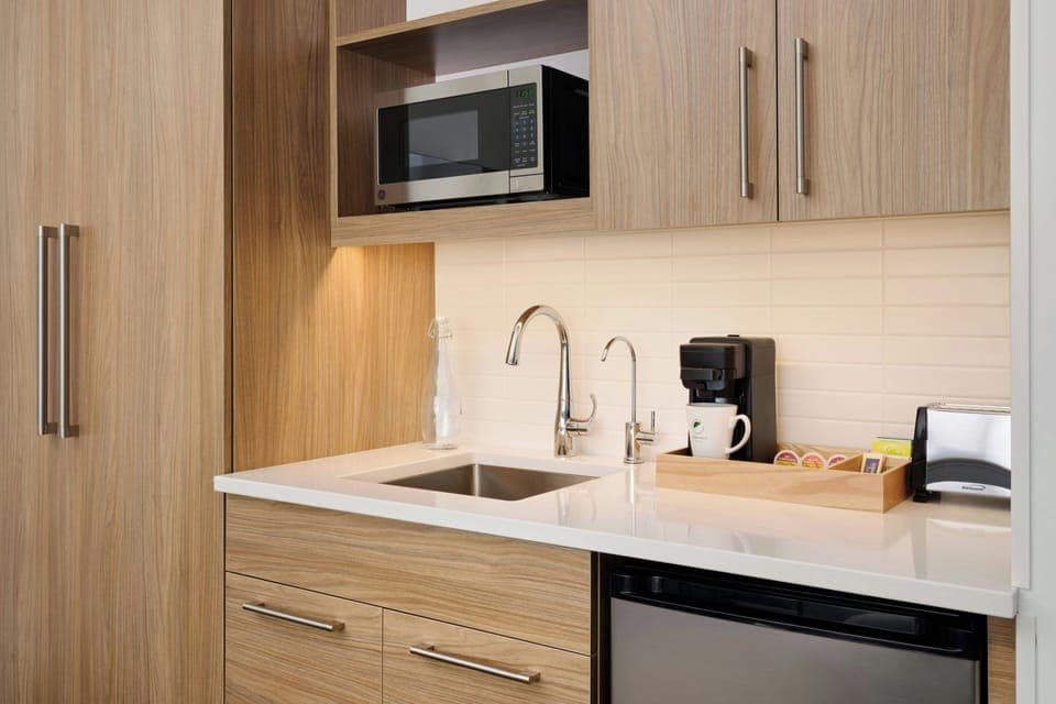 Standard Room, 1 King Bed | Private kitchen | Coffee/tea maker