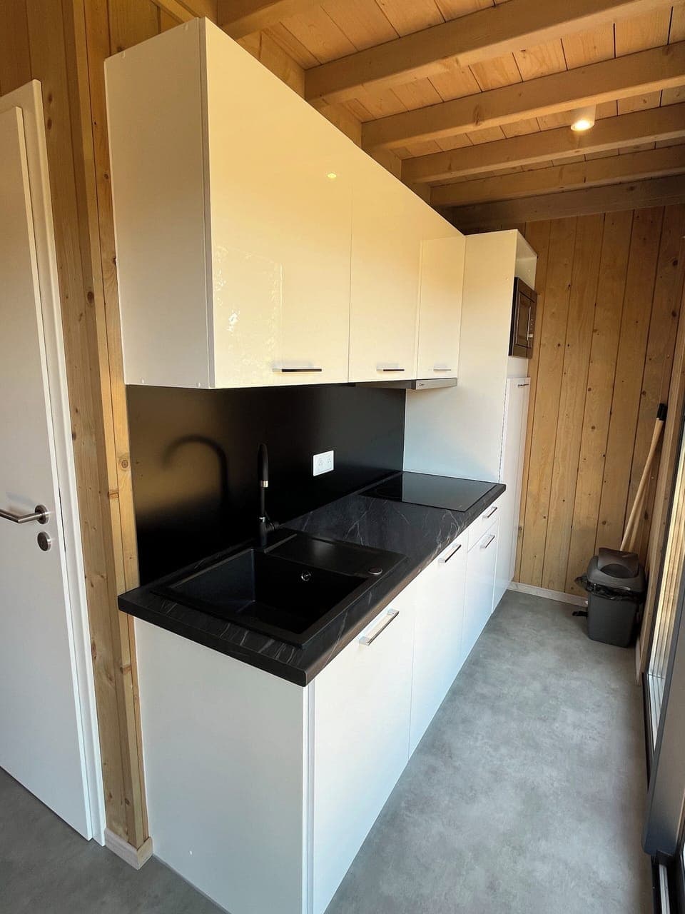 Comfort Chalet, Lake View | Private kitchen | Highchair