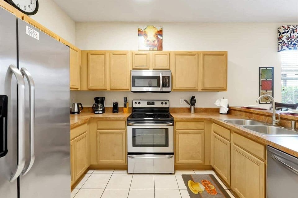 Spacious kitchen with bar, open to the breakfast room