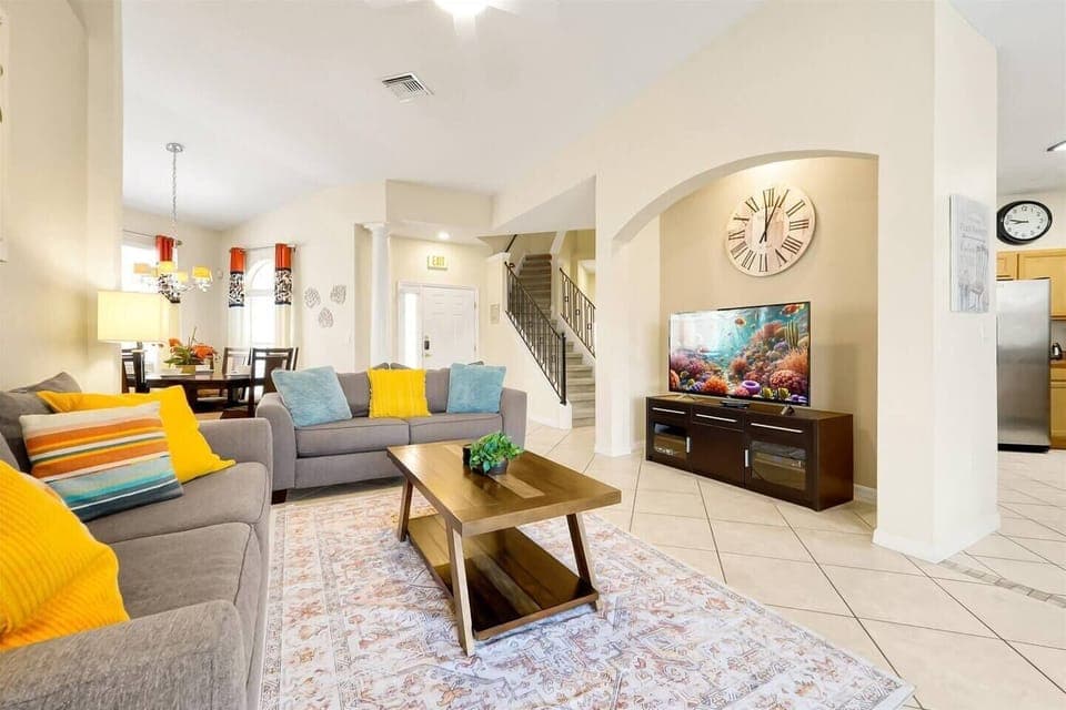 Beautiful 5-bedroom, 4.5 bath pool/hot tub home with plenty of space for 10 guests
