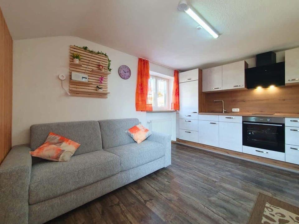 Schlafsofa mit neuer, moderner Küchenzeile