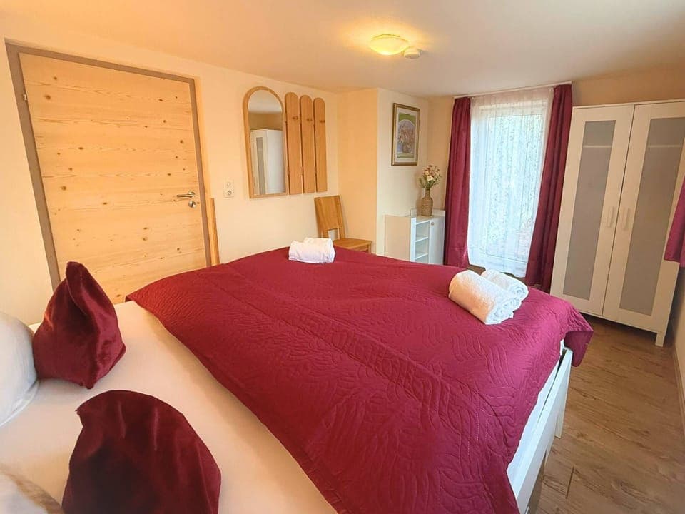 Schlafzimmer mit Zugang zur Terrasse