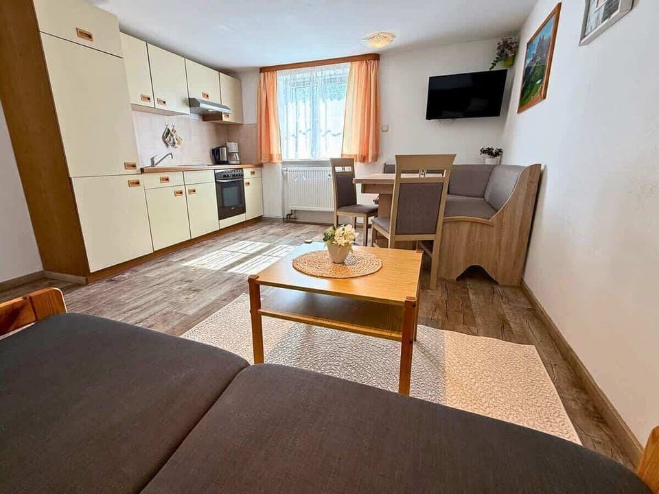 Wohnküche mit Essbereich und Sofa