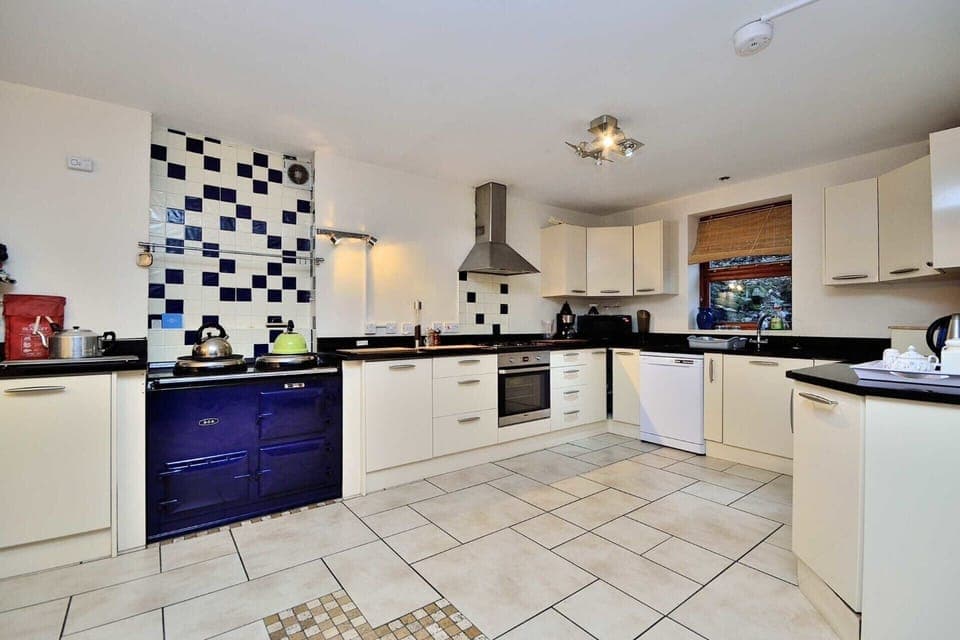 Family House, 5 Bedrooms, Pets Allowed, Garden View | Private kitchen | Electric kettle, toaster, highchair