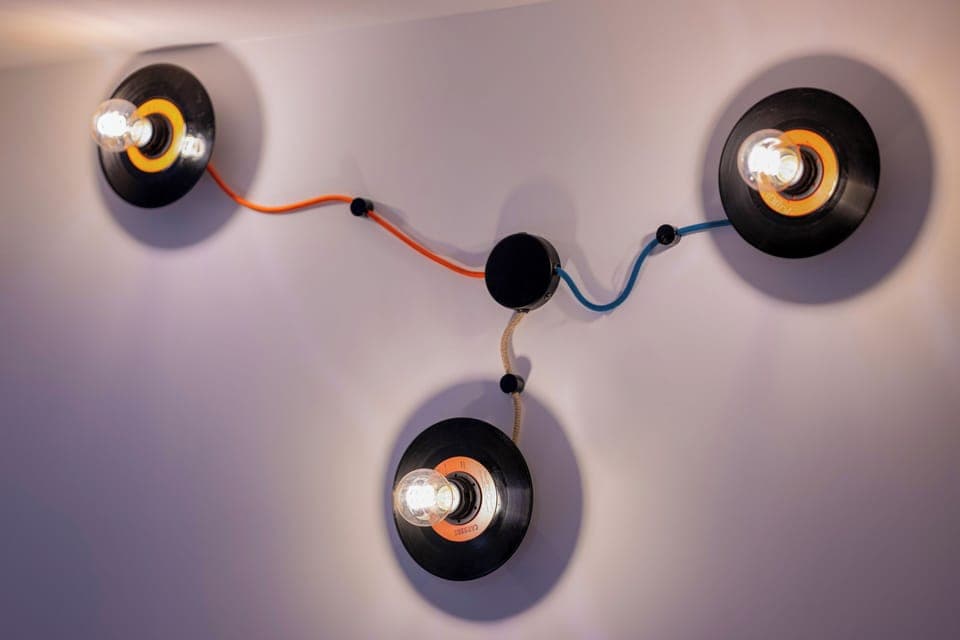 Desk, laptop workspace, soundproofing, free WiFi