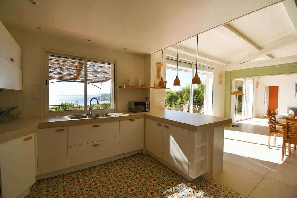 Cuisine ouverte avec vue mer