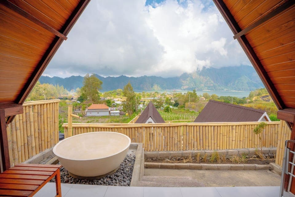 Deluxe Room | Rollaway beds, bed sheets