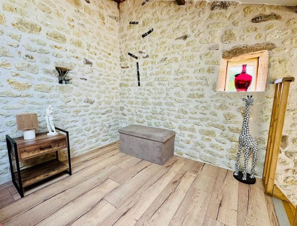 Deluxe Room | Living area | TV