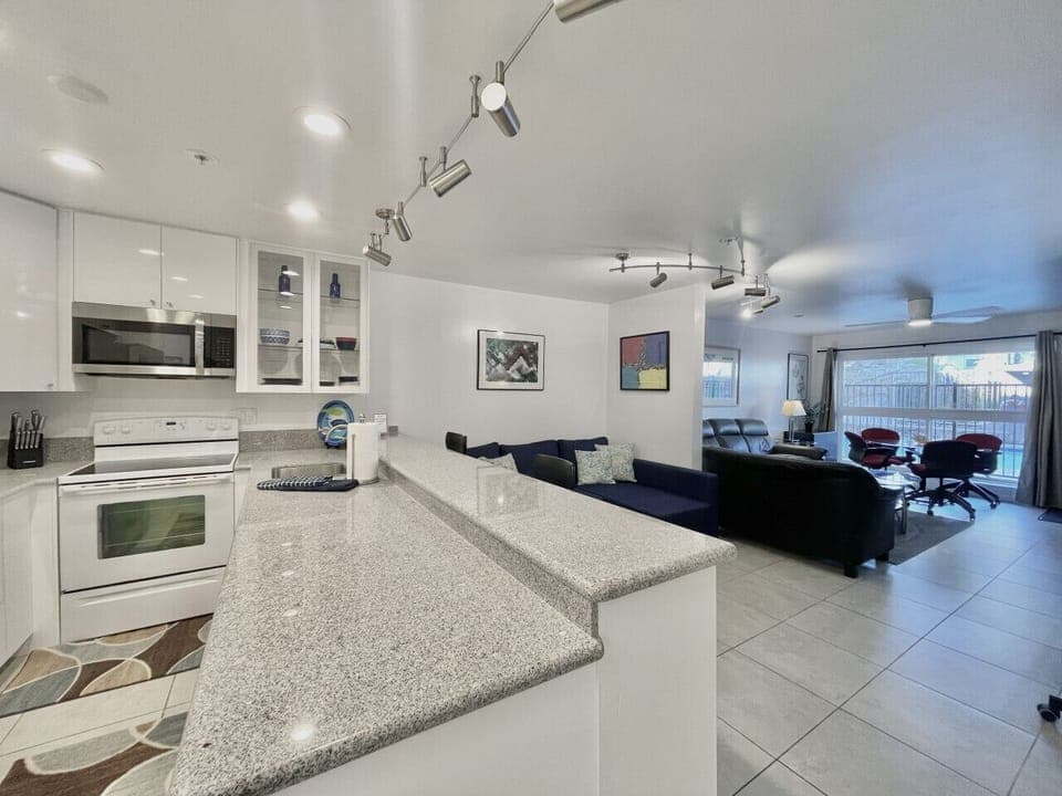 Welcome to our Pool View Condo in Pacific Beach near Crystal Pier!