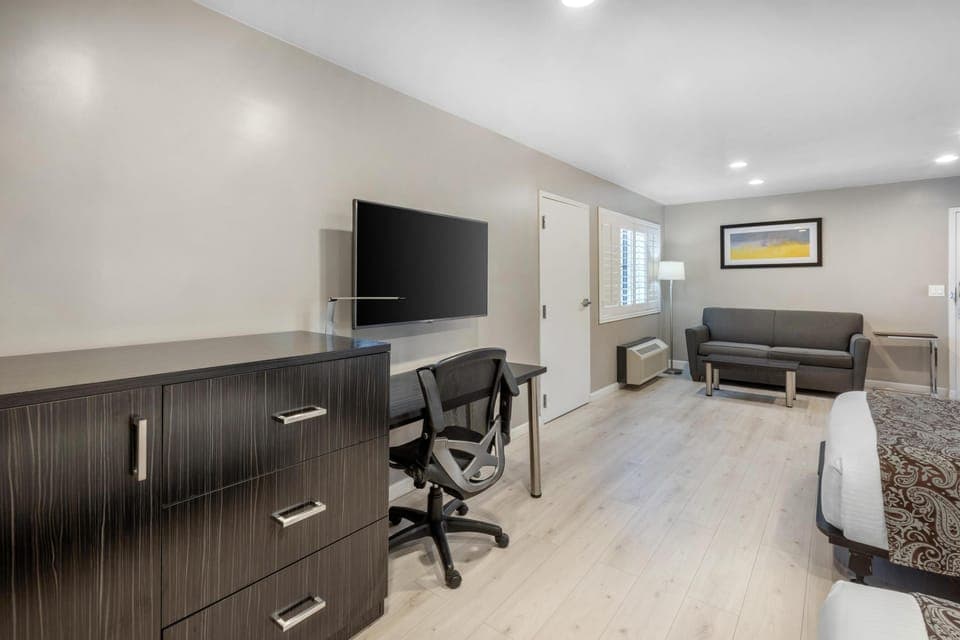 In-room safe, iron/ironing board, free WiFi, bed sheets