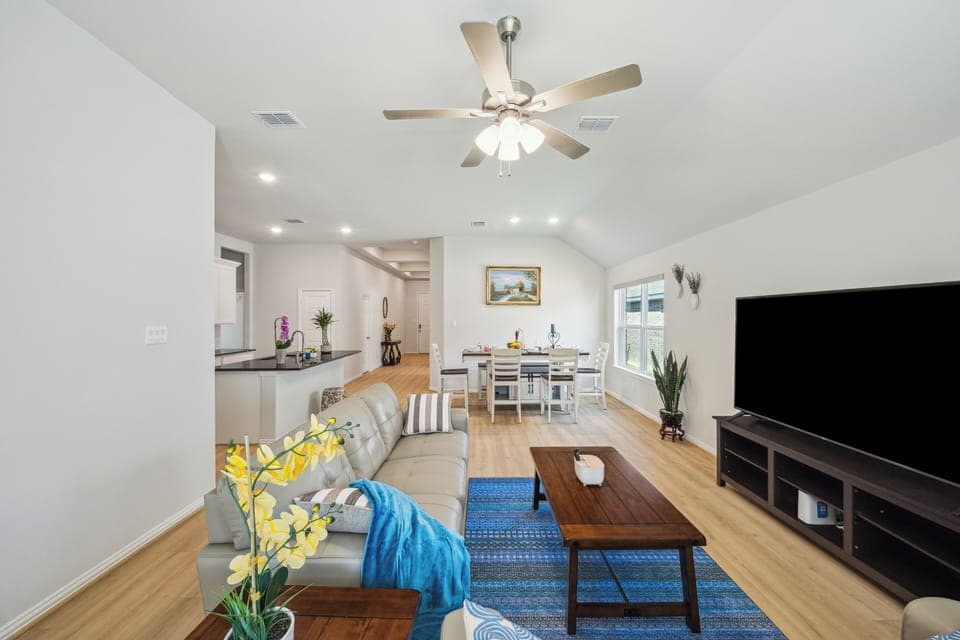 Spacious living room