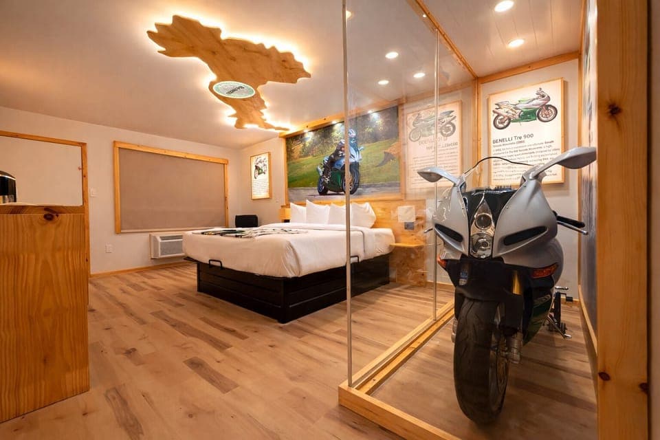 Benelli Tornado Tre 900 | Desk, free WiFi