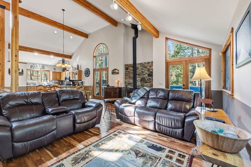 Living room 1: Main floor, gas fireplace, Smart TV