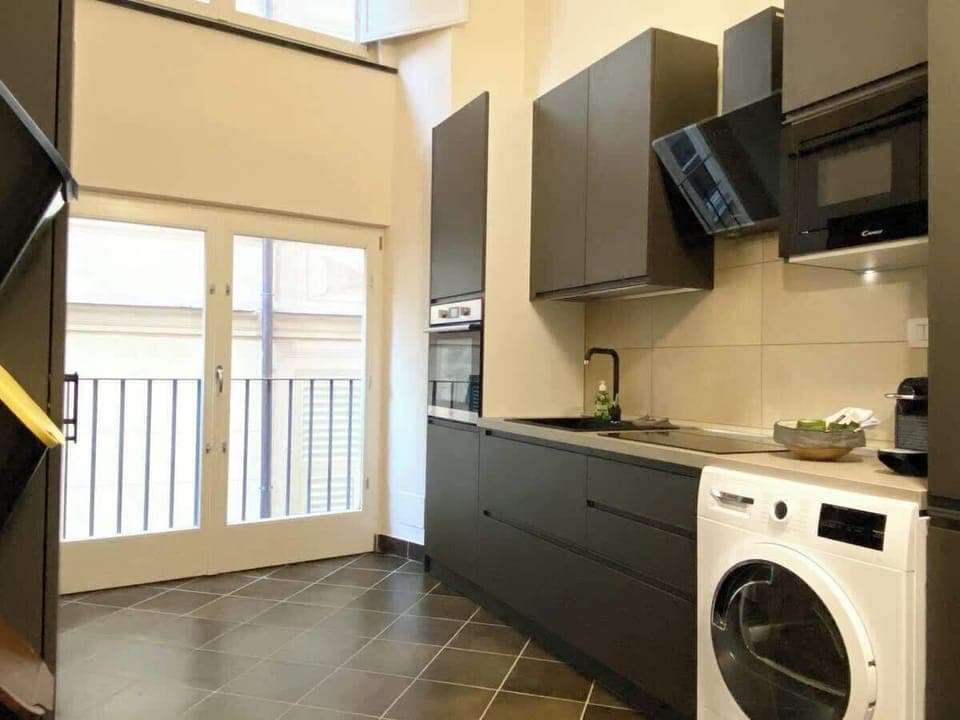 Cucina accessoriata di: forno, forno a microonde, lavastoviglie, piano di cottura ad induzione, frigorifero, freezer, macchina del caffè Nespresso, tostapane, asciugatrice.