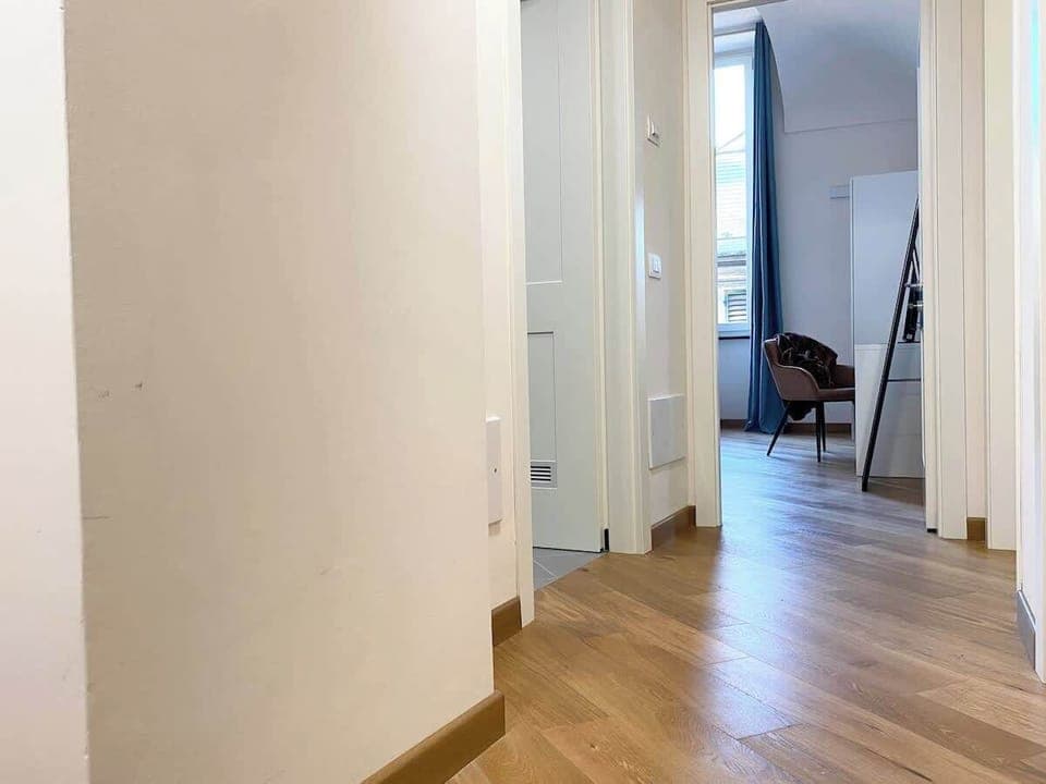 Primo piano del disimpegno della zona notte con da sinistra bagno 1, Camera 1, Camera 2 e bagno 2.