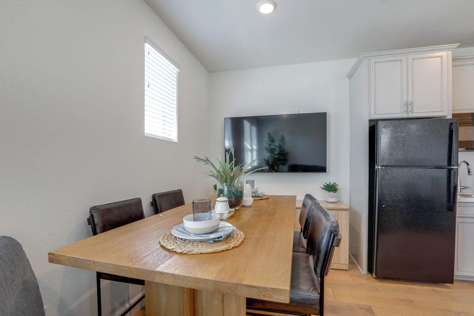 Dining Area | Smart TV | 2 Workspaces | Free WiFi