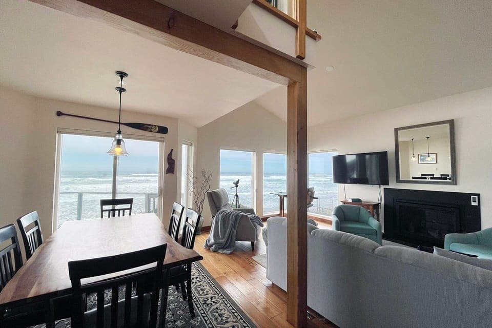 West facing windows show off the Pacific Ocean.