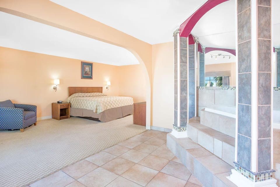 Comfort Suite, 1 King Bed, Non Smoking | Desk, free WiFi