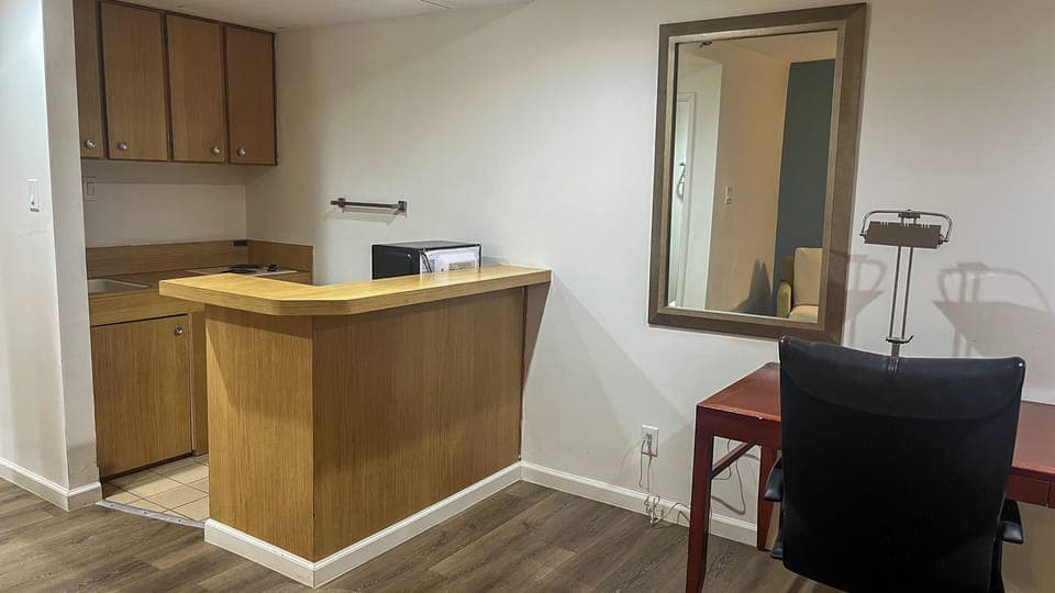 Standard Room, 1 King Bed (Kitchen) | Room amenity