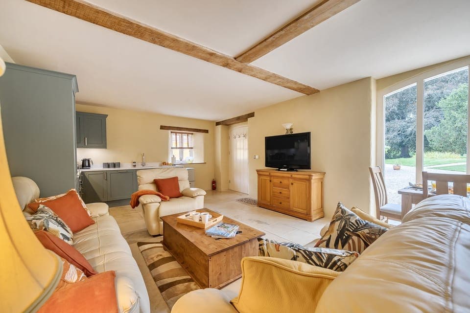 Coach House, Athelhampton, Dorchester: Gaze out across the garden from the sitting area