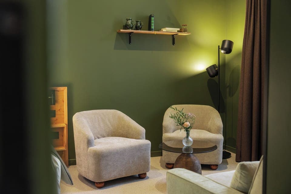 Executive Double Room | Living area | 100-cm flat-screen TV with digital channels, Netflix, streaming services