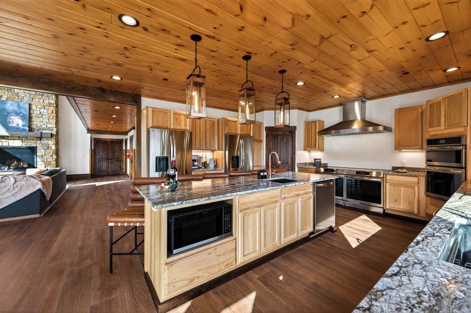 🍽️ Chef’s Kitchen– This fully stocked kitchen is designed for gathering & entertaining, featuring 2 full-size refrigerators, 4 ovens, 2 dishwashers, 2 microwaves & 2 sinks, plus a coffee bar. Perfect for preparing meals for the whole group.