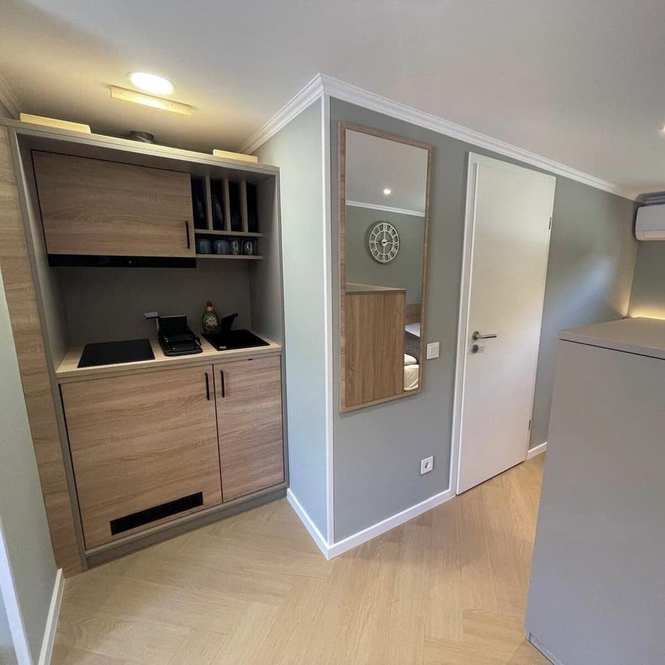 Comfort Studio | Private kitchen | Mini-fridge, microwave, cookware/dishes/utensils