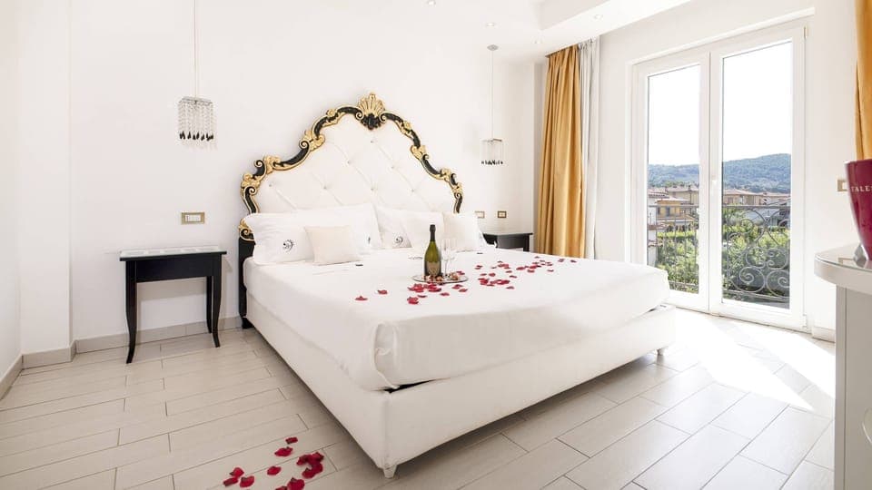 Deluxe Suite, Private Pool, Lake View | In-room safe, blackout drapes, soundproofing, free WiFi