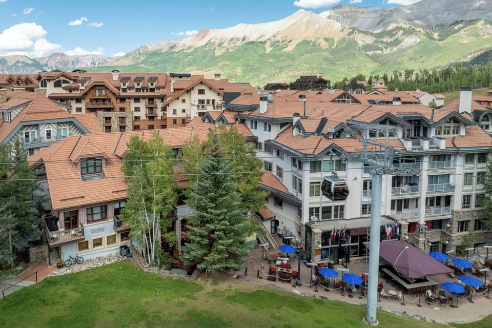 Steps from the Gondola — Mountain Views in the Heart of the Village