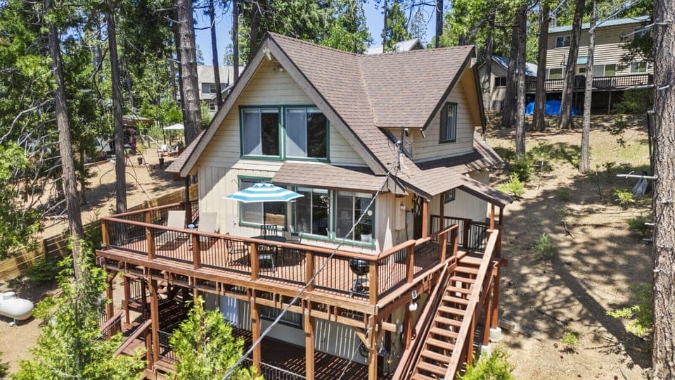 Welcome to The Lodge 108-Your Cozy Mountain Retreat