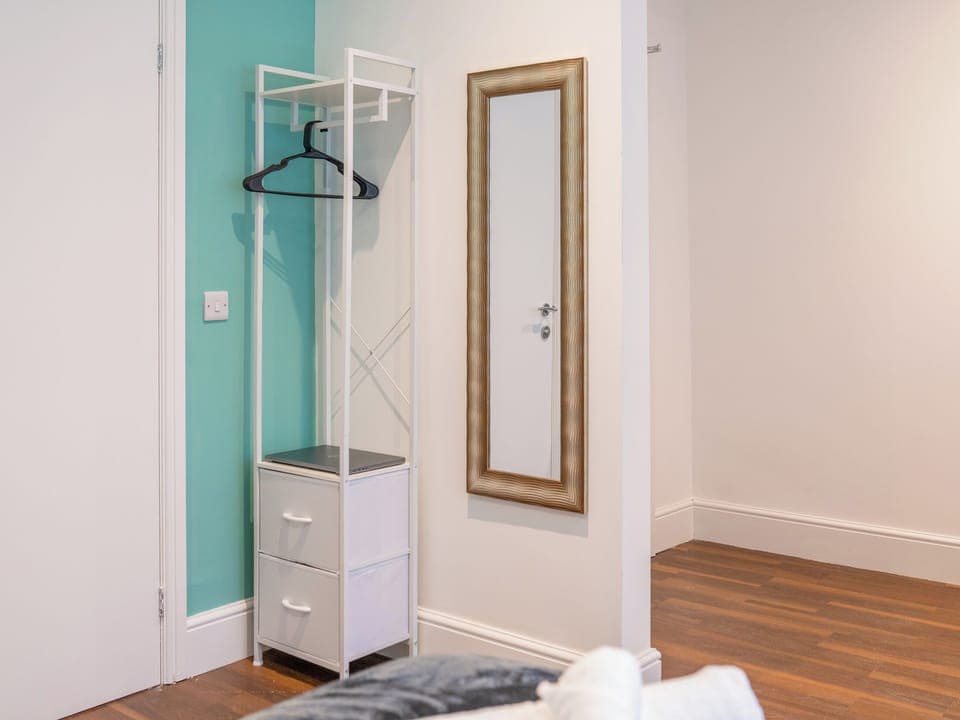 Twin bedroom | Hilltop Apartment 3 - Hilltop Apartments, Earl Shilton