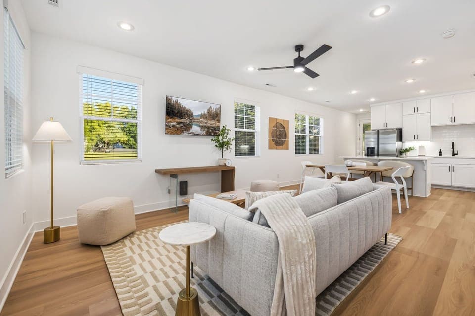 Live like a Fayetteville local at The Diamond! With Baum Walker Field just 1/2 mile away, you can catch all the thrilling Razorback baseball action or adventure out a little further to explore the vibrant U of A campus and downtown Fayetteville scene