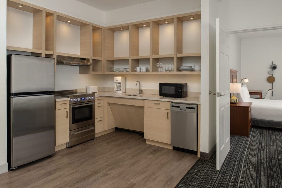 Premium bedding, in-room safe, desk, laptop workspace