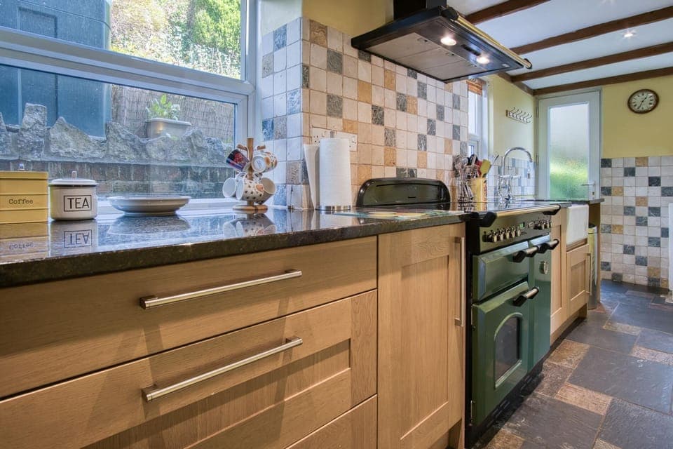 Cottage (3 Bedrooms) | Private kitchen | Microwave, oven