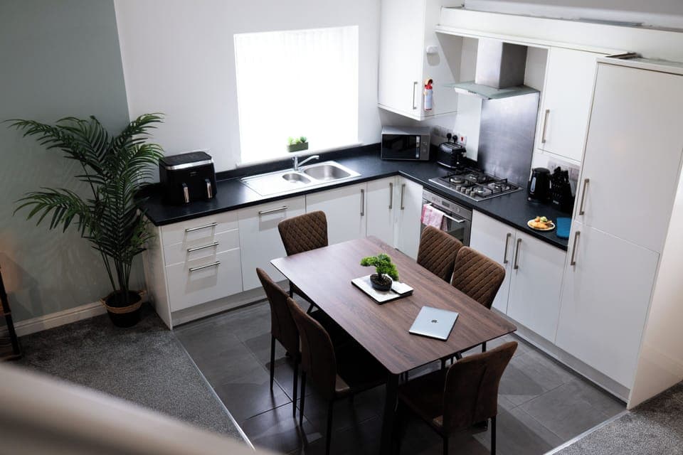 Fully equipped kitchen with comfortable dining area