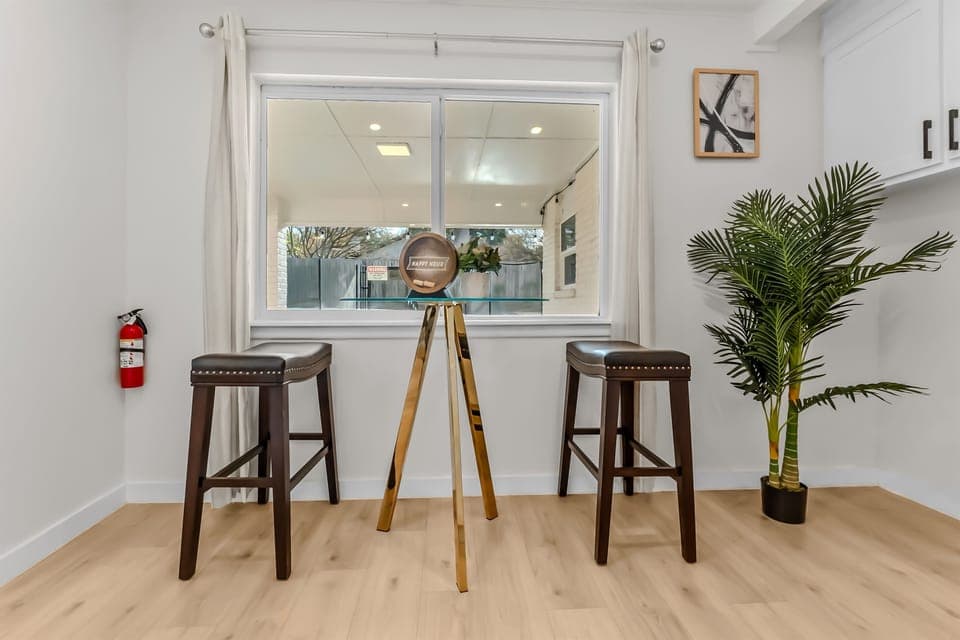 🍹 Bar Seating Overlooking Pool  Bar seating with a view of the pool. Enjoy morning coffee or evening drinks while watching the fun outside.