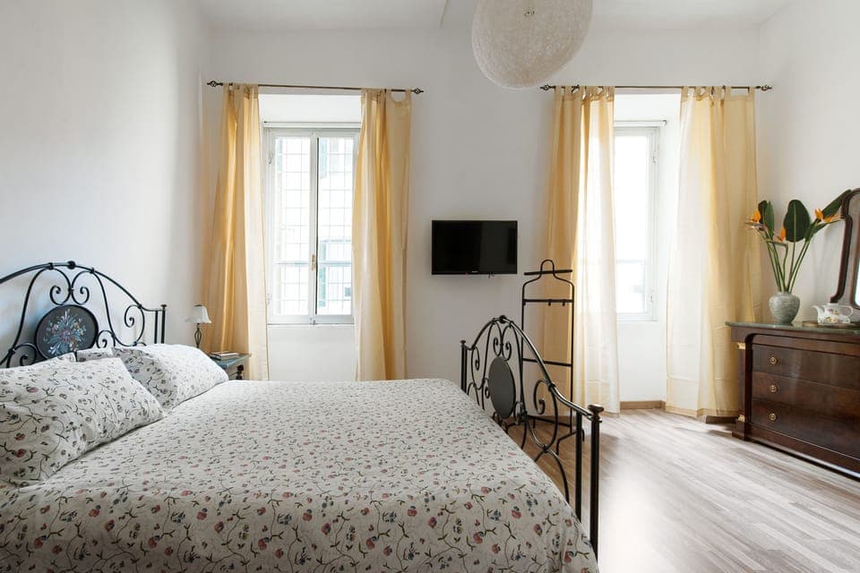 Deluxe Double Room, 1 Double Bed, Private Bathroom | 1 bedroom, Frette Italian sheets, desk, iron/ironing board