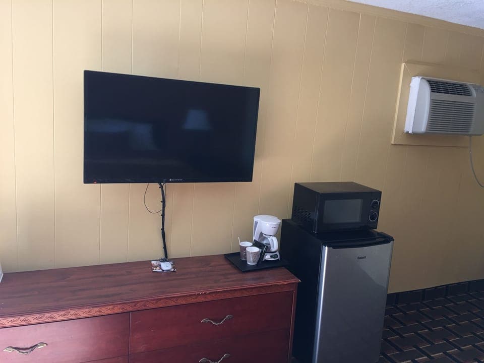 1 Queen Bed, Non Smoking | Coffee and/or coffee maker