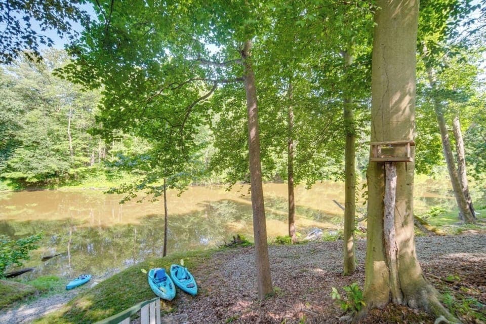 Welcome to Earth's River Retreat! Grab a kayak and explore the beautiful waters of Grand River, just steps from your doorstep.