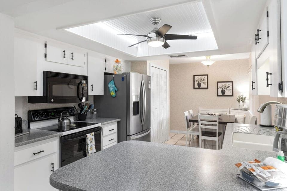 [Kitchen] ~ Coffee Maker, Dishwasher, Essential cooking utensils, Stocked with basic supplies: paper towels, trashbags,etc, 3-person breakfast bar