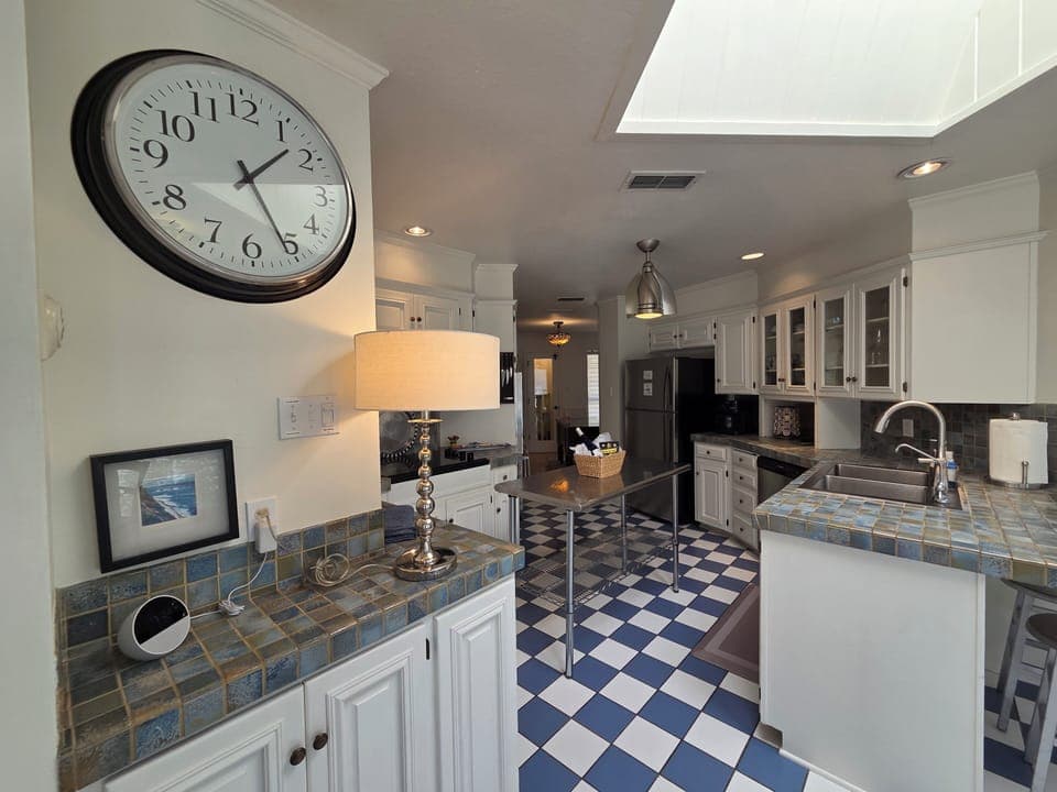 Full-size fridge, microwave, oven, stovetop