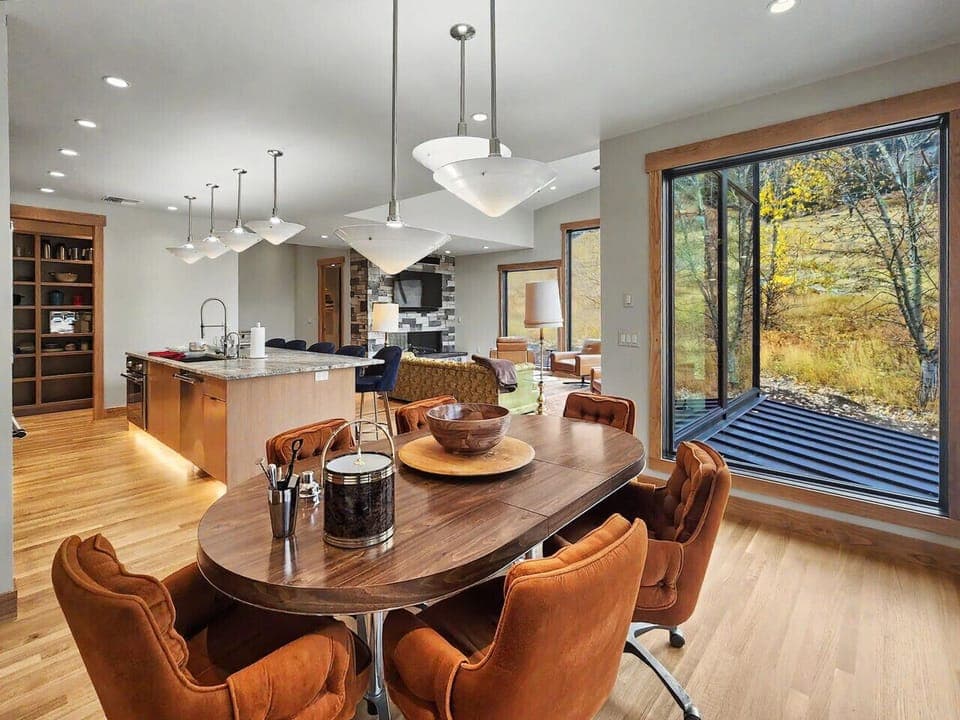 Dining, Living & Kitchen - Amazing Mountain Views