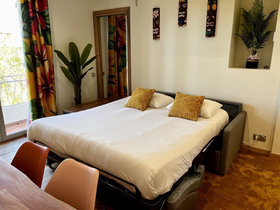 Bright living room of Faré de La Vahiné apartment with Speedy sofa bed and Tahitian decoration